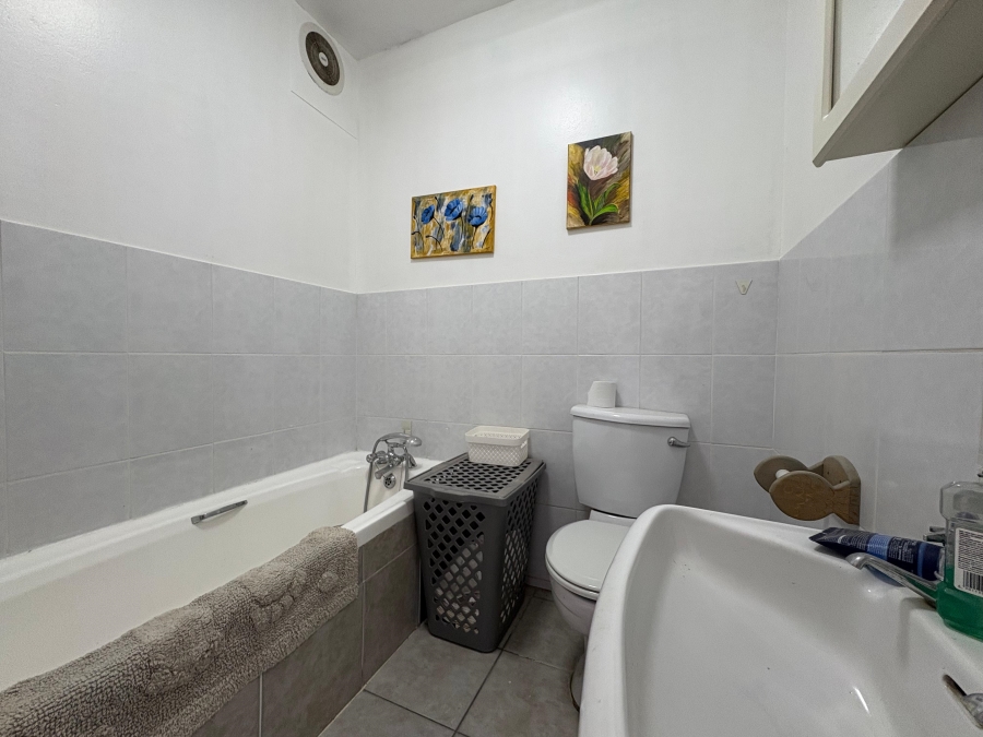 2 Bedroom Property for Sale in Vredehoek Western Cape